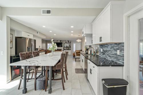 a kitchen and dining room with a table and chairs at Near Airport & Outlet & ONT Field 6 bedroom large house in Ontario