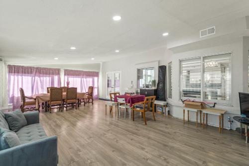 a living room with a couch and a table and chairs at Near Airport & Outlet & ONT Field 6 bedroom large house in Ontario