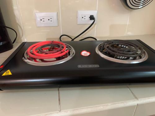 a stove top with red coils on top of it at Apartamento Tulül in San Martín Zapotitlán