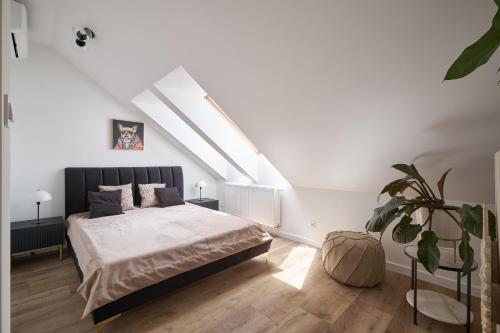 Postel nebo postele na pokoji v ubytování Marbello Apartment Wroclaw
