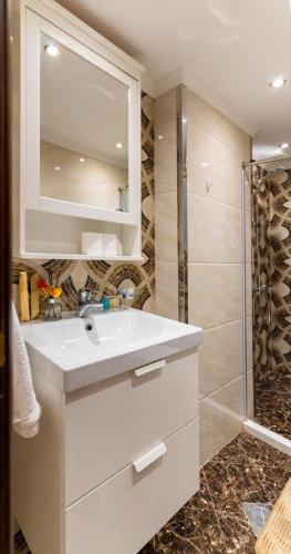 a bathroom with a white sink and a shower at جناح خاص في أجنحة طيبة in Al Madinah