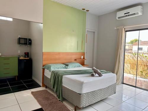 a bedroom with a bed in a room with a window at O MELHOR PREÇO - Suíte 5 min do Aeroporto in Marabá
