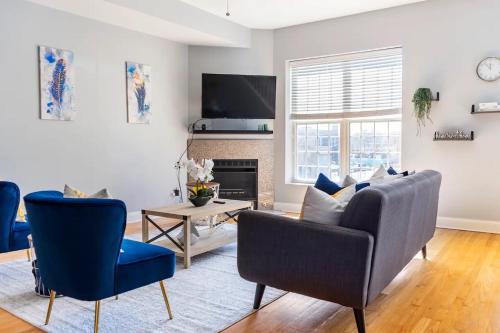 Μια τηλεόραση ή/και κέντρο ψυχαγωγίας στο Cosy room near medical district with private balcony