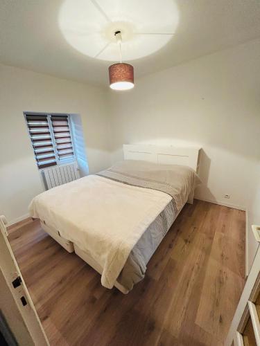 une chambre avec un grand lit avec un plafond dans l'établissement Appartement Duplex - 2 Chambres - Cosy & Spacieux-, à Bordeaux