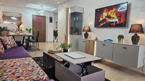 Khu vực ghế ngồi tại Modern 2BR, 2BA Apartment with Sunny Balcony & Walk-In Closet, Premium Stay in Maârif
