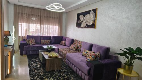 Khu vực ghế ngồi tại Modern 2BR, 2BA Apartment with Sunny Balcony & Walk-In Closet, Premium Stay in Maârif