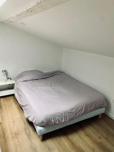 Ce lit se trouve dans un dortoir doté d'un mur blanc. dans l'établissement L'échappée belle d'Albi, à Albi