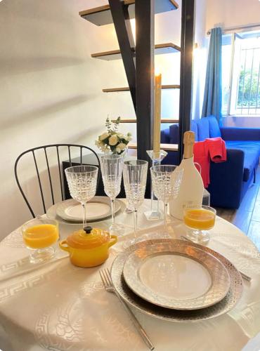 - une table blanche avec une assiette et une bouteille de vin dans l'établissement Hypercenter Lyon, à Fourvière