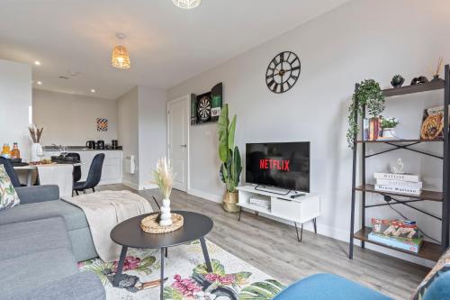 TV a/nebo společenská místnost v ubytování Tropical Suite - 2 Bed 2 Bath City Centre Netflix Games - Exclusive Weekly and Monthly DEALS - Raozee Homes