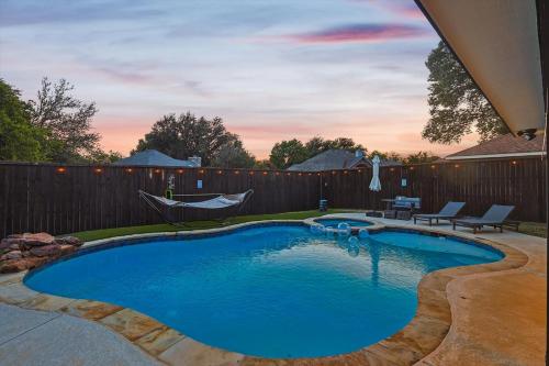 Kolam renang di atau dekat dengan Gorgeous 4BR 2,5BA Holiday Home 15min to DFW Int Airport