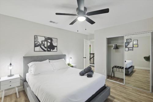 Katil atau katil-katil dalam bilik di Gorgeous 4BR 2,5BA Holiday Home 15min to DFW Int Airport