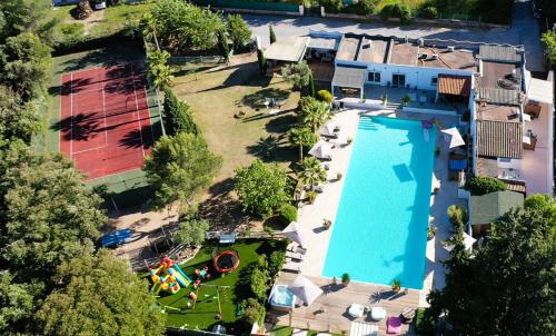 an aerial view of a resort with a swimming pool at DOMAINE DE LA SOURCO - Villa, Maisons & Chalet, Magnifique Havre De Paix En Provence in Trans-en-Provence