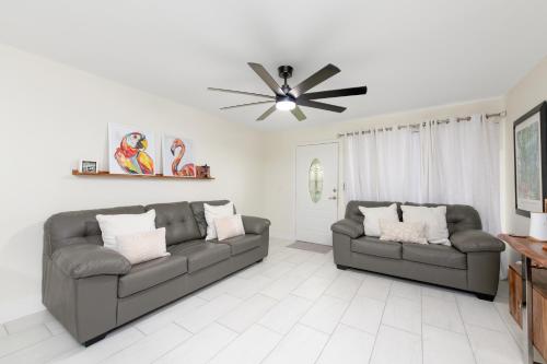 Χώρος καθιστικού στο Sunny - Pool - Close to Beach - Fishing - Boat Ramp