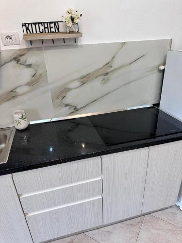a kitchen with a marble counter top at AURI'S HOUSE in Vlorë