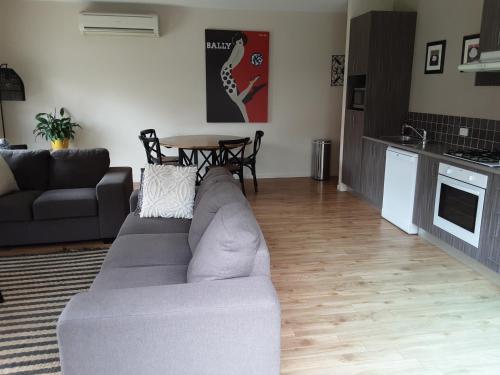 Adelphi Apartment 2- Poolside or Apartment 2A- King Studioにあるキッチンまたは簡易キッチン