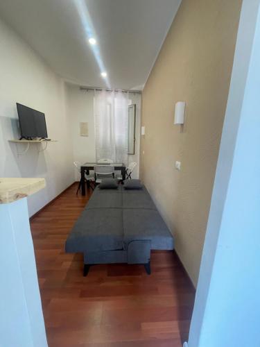 una sala de estar con una mesa y un sofá en Casa di Ale, en Tívoli