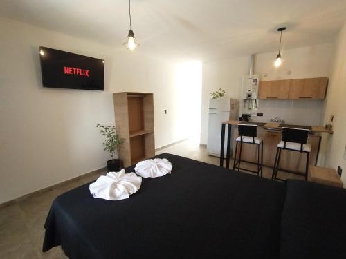 a room with a table with two towels on it at Apart Deluxe in Mina Clavero