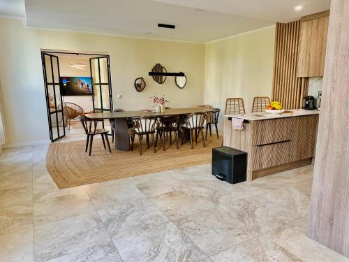 a kitchen and dining room with a table and chairs at Sanierte 5 Zimmer Luxus Standard Apartment auf 350qm in Hamburg