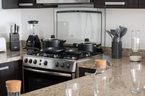 Luxury Beach Front 3Br Condoにあるキッチンまたは簡易キッチン