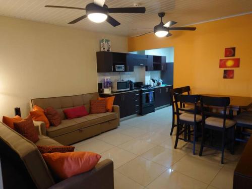 a living room with a couch and a table and a kitchen at P H Claribel Piso 3 en Las Tablas al lado del Hotel Presidente in Las Tablas