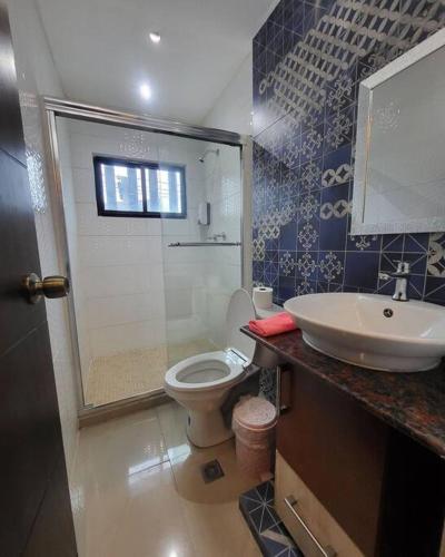 a bathroom with a shower and a toilet and a sink at 55-9 Hermoso y completo apartamento de 2 recámaras in Panama City
