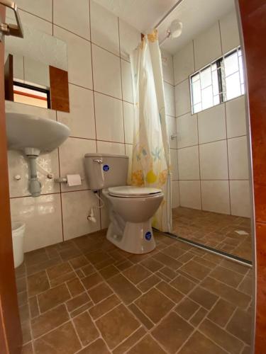 a bathroom with a toilet and a sink at Cabaña Villa Makus in Paipa