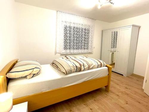 a bedroom with a bed in a room with a window at RobinsHomes saniertes Reihenhaus in BS in Braunschweig