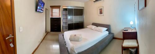 a small bedroom with a bed and a desk at Ololó Caracas B&B in Chacao