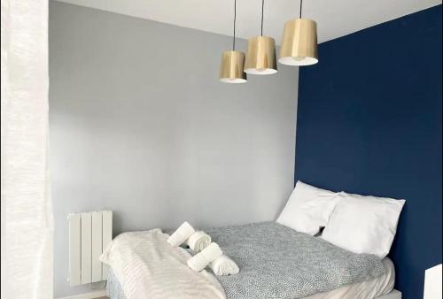 une chambre avec un lit avec deux oreillers blancs dans l'établissement La Belle Etape, à Noisy-le-Grand