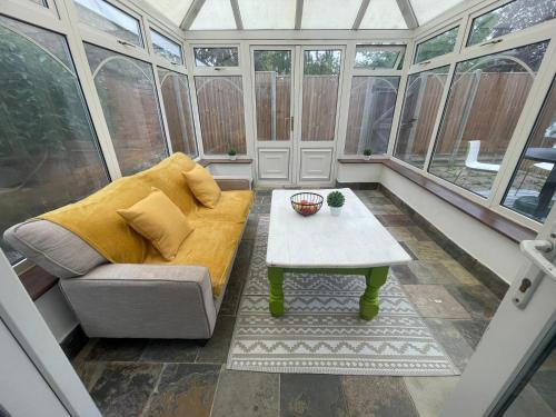 Χώρος καθιστικού στο Central Bedford FREE Parking & Private Garden& Conservatory Perfect for large group of people