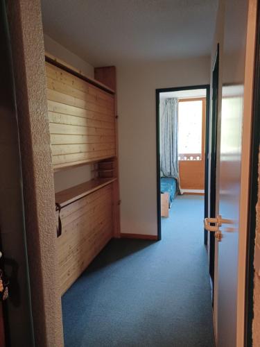 une pièce avec une porte menant à une chambre dans l'établissement Bonheur des cimes, à Valfréjus