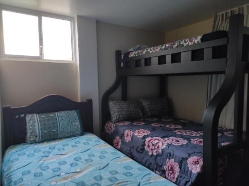 a bedroom with two bunk beds and a bed at Casa vacacional in Baños