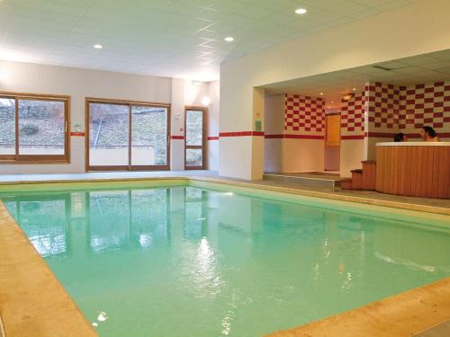 une grande piscine dans un immeuble dans l'établissement Studio in Brides-les-Bains for 4 People, à Brides-les-Bains