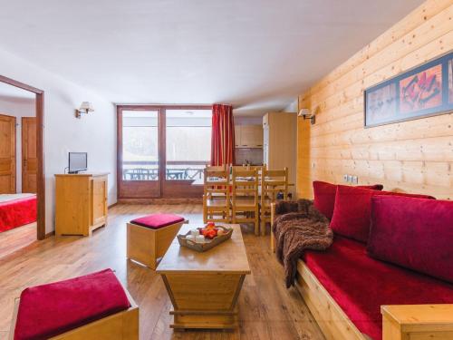 un salon avec un canapé rouge et une table dans l'établissement Studio in Brides-les-Bains for 4 People, à Brides-les-Bains