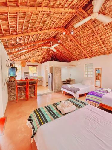 Una cama o camas en una habitación de Hotel Perro Surfero Todos Santos
