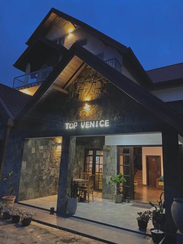 Bangunan di mana terletaknya rumah tamu ini