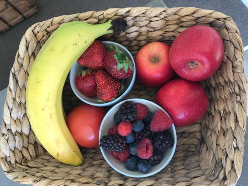 una cesta de fruta con un plátano y fresas en Arcadia, en Pakipaki