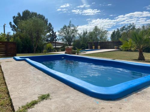 a large blue inflatable pool in a yard at Alma de diamante in Cacheuta