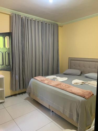 里奥迪孔塔斯Pousada Portal da Chapada的有两张床和一扇窗户的卧室