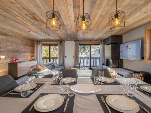 une salle à manger avec une table et un canapé dans l'établissement Charmant appartement au centre avec sauna et balcon à Megève - FR-1-569-114, à Megève
