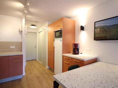 - une petite cuisine avec un comptoir et un comptoir dans l'établissement Mont-Dore, T2 avec balcon, parking et wifi proche centre - FR-1-608-271, à Mont-Dore