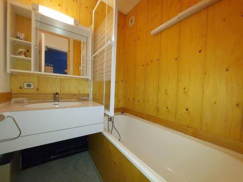 une salle de bain avec un lavabo et une baignoire dans l'établissement Appart. 3 Pièces Mezzanine - Proche Pistes - Crève Coeur - FR-1-356-503, à Valmorel