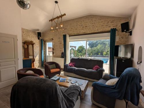 Photo de la galerie de l'établissement Maison familiale avec piscine privée et jardin pour 11 pers - FR-1-653-265, à Magnac-Lavalette