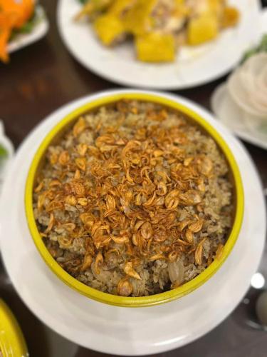 a bowl of food on a plate on a table at TRA LINH HOTEL & RESTAURANTs in Hữu Lũng
