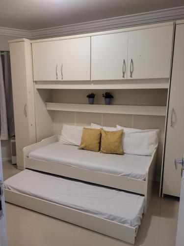 Katil atau katil-katil dalam bilik di Apto vista mar com 3 quartos e churrasqueira, 4 min praia
