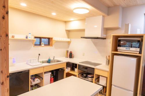Η κουζίνα ή μικρή κουζίνα στο Quiet 3 bedroom house 2 min walk from UNESCO shrines