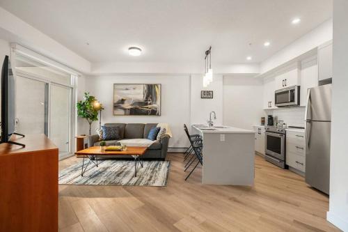 Η κουζίνα ή μικρή κουζίνα στο Top Rated Luxury Stay with Free Banff Access, BBQ, Netflix, Patio Dining, Sleeps 4