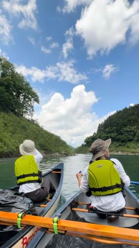 two people in a boat on a river at ファミリー仲良しグループ向け一棟貸切の宿ともだちハウス in Chichibu