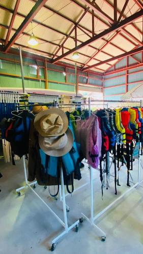 a room with a bunch of clothes and a hat at ファミリー仲良しグループ向け一棟貸切の宿ともだちハウス in Chichibu