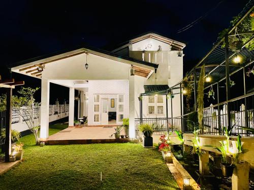 Κήπος έξω από το Ayur Ayur White Sail Villa